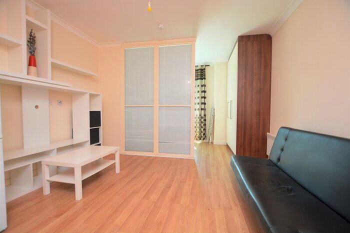 Studio To Rent In High Street, Slough, SL1