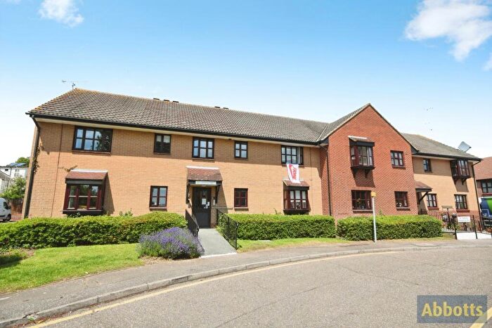2 Bedroom Flat For Sale In Hilltop Close, Rayleigh, Essex, SS6