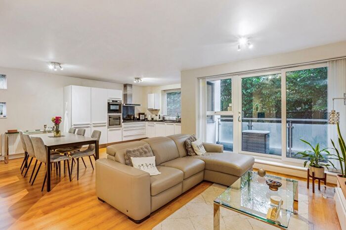 2 Bedroom Flat To Rent In Gordon Avenue, Stanmore, HA7