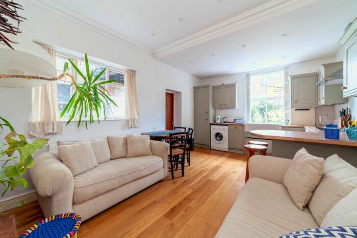 2 Bedroom Flat To Rent In Cranworth Gardens, London, SW9