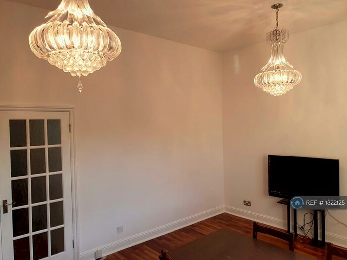 3 Bedroom Flat To Rent In Linden Grove, London, SE15