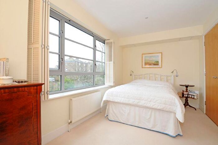 3 Bedroom House To Rent In Heaven Tree Close, London, N1