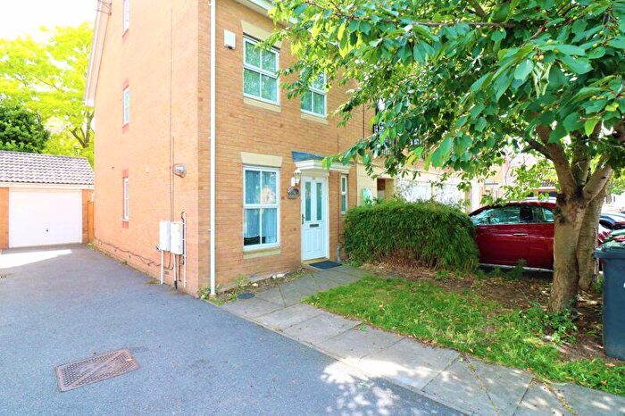 3 Bedroom End Of Terrace House To Rent In Scholars Walk - Langley Mainline Minute Walk, SL3