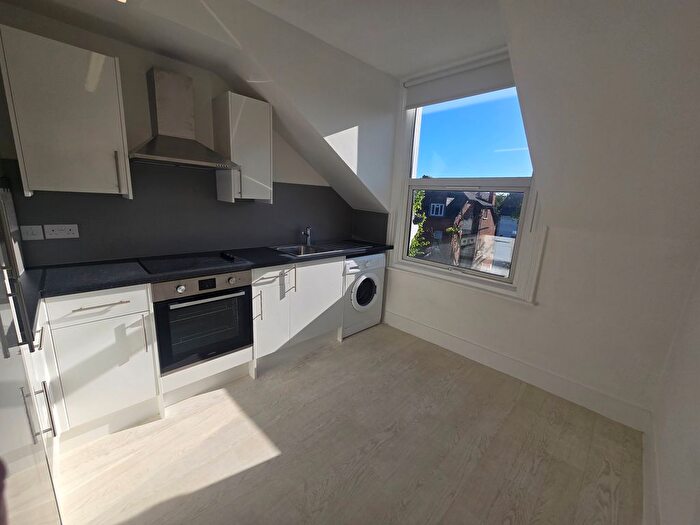 2 Bedroom Flat To Rent In Avenue Gardens, Acton, London, W3