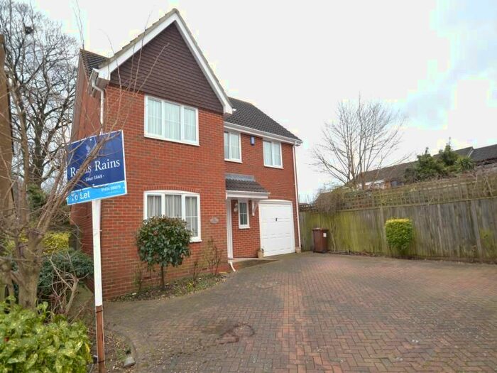 4 Bedroom Detached House To Rent In Eton Close, Walderslade, Chatham, Kent, ME5