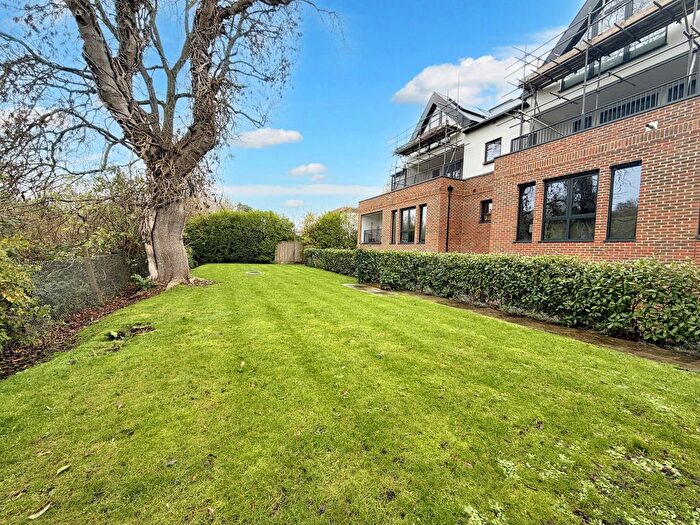2 Bedroom Flat For Sale In Coulsdon, Surrey, CR5