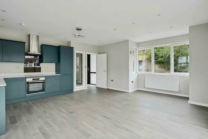 3 Bedroom House To Rent In Links Avenue, Morden, Surrey, SM4