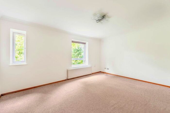 2 Bedroom Flat To Rent In Crystal Palace Parade, Crystal Palace, London, SE19