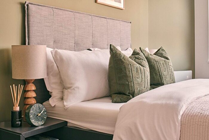 2 Bedroom Apartment To Rent In The Octagon, Birmingham, B3