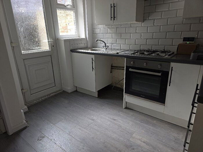 2 Bedroom Terraced House To Rent In Hanwell St, Bed Ter, L6