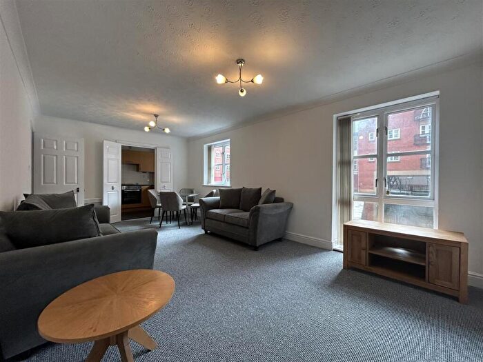 3 Bedroom Apartment To Rent In James Brindley Basin, Manchester, M1