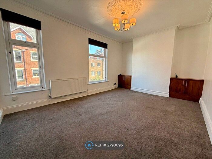 3 Bedroom Flat To Rent In Shaw Road, Stockport, SK4