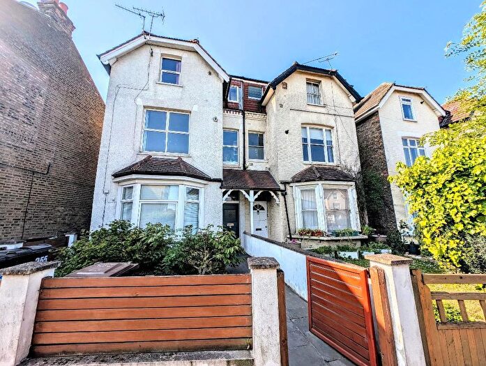 1 Bedroom Flat To Rent In Queens Road, Wimbledon, London, SW19