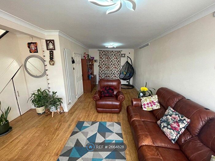 4 Bedroom Semi-Detached House To Rent In Randolph Road, Slough, SL3