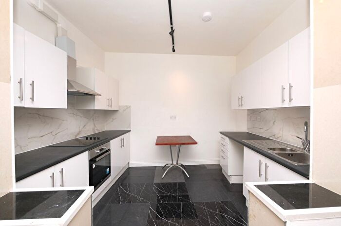 3 Bedroom Flat To Rent In High Road Leyton, London, E15
