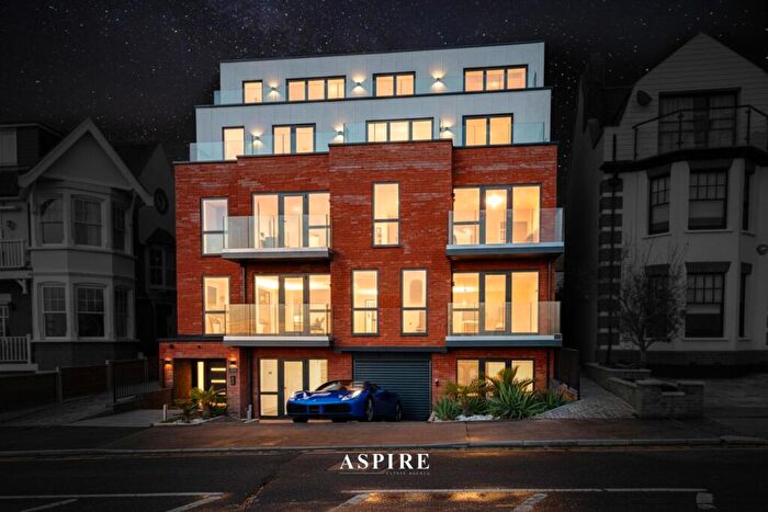 3 Bedroom Apartment For Sale In Grand Parade, Leigh-On-Sea, SS9