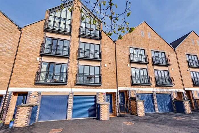 4 Bedroom Town House For Sale In South Ferry Quay, Liverpool, L3