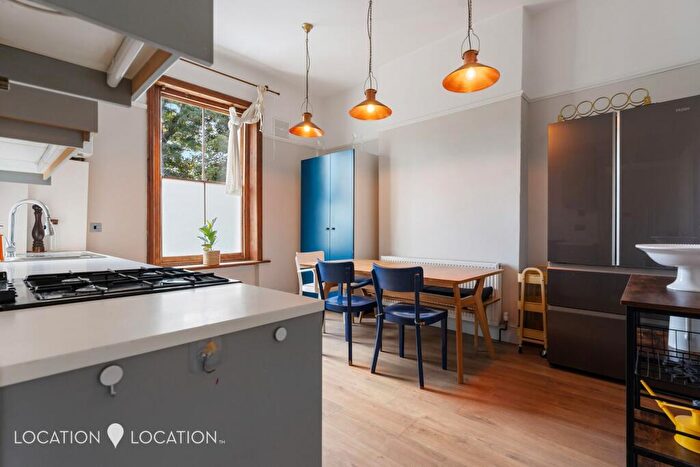 2 Bedroom Maisonette For Sale In Jenner Road, London, N16