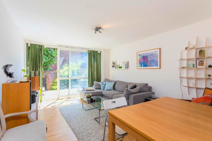 3 Bedroom Flat To Rent In St Johns Way, N19