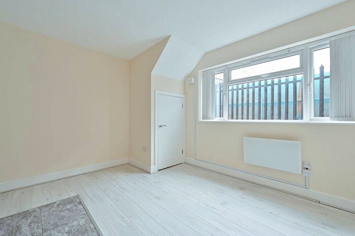 1 Bedroom Flat To Rent In Garston, Watford, WD25