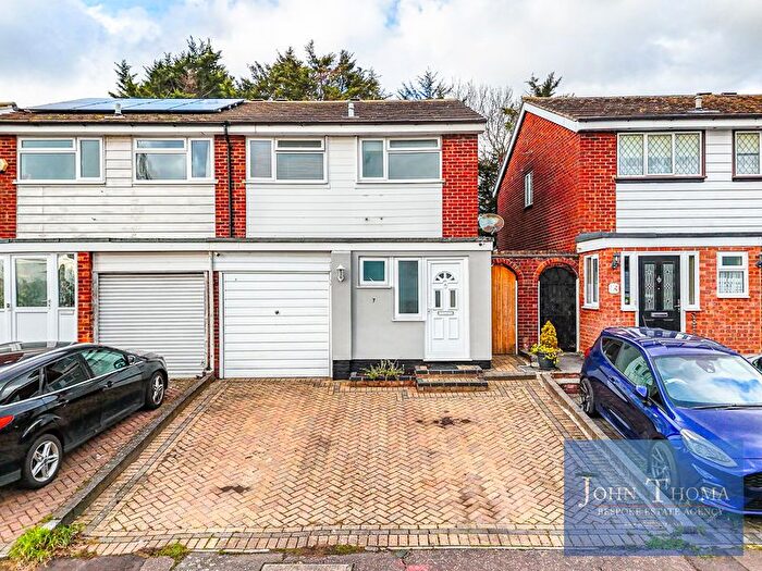 3 Bedroom Semi Detached House To Rent In View Close, Chigwell, IG7