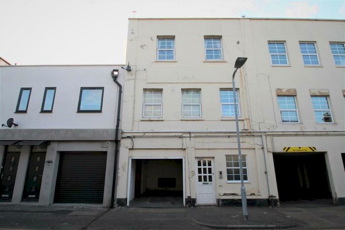 2 Bedroom Flat To Rent In Park Street, Westcliff-On-Sea, SS0