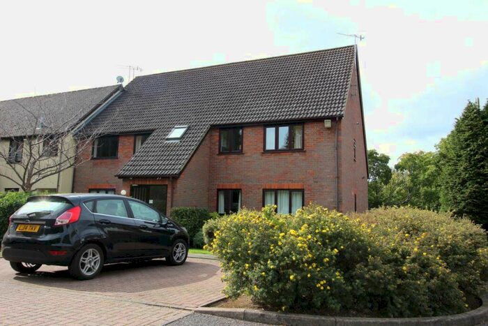 2 Bedroom Flat To Rent In Balfour Mews, Bovingdon, HP3