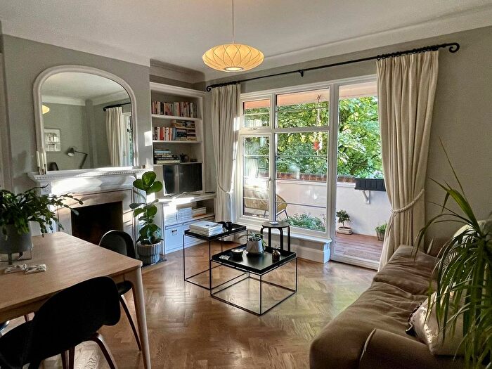 2 Bedroom Flat To Rent In Sheen Court, Richmond, TW10