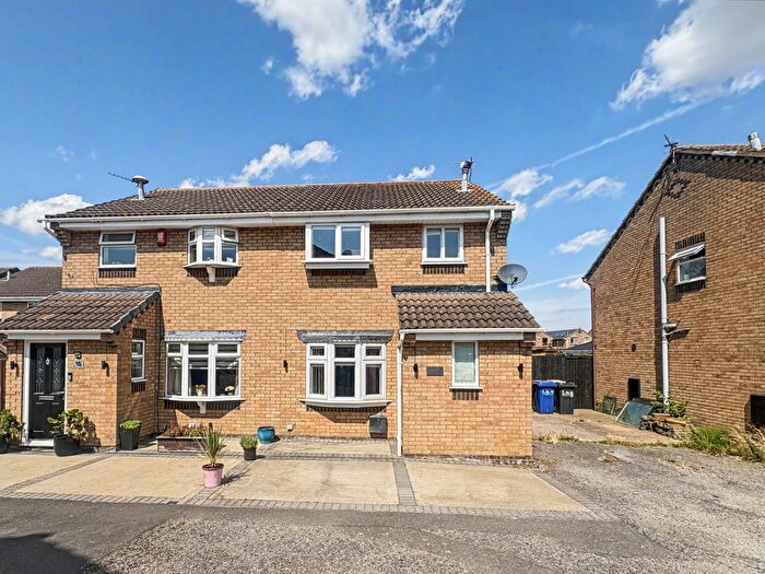 3 Bedroom Semi-Detached House For Sale In Yardley Way, Grimsby, DN34
