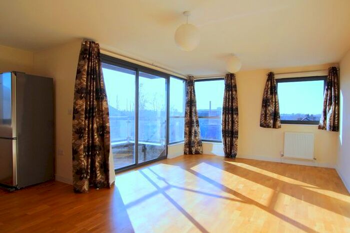 2 Bedroom Flat To Rent In Rothesay Avenue, Wimbledon Chase, SW20