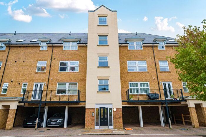 2 Bedroom Flat For Sale In Wells View Drive, Bromley, Kent, BR2