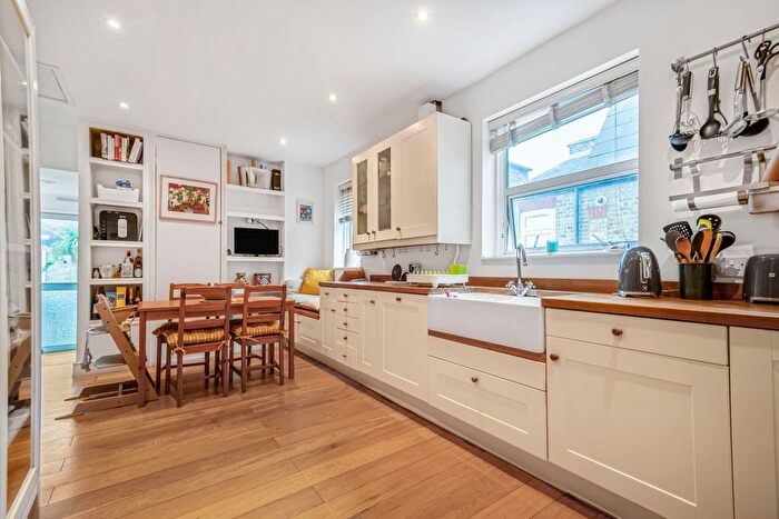 2 Bedroom Flat For Sale In Bodmin Street, Earlsfield, London, SW18