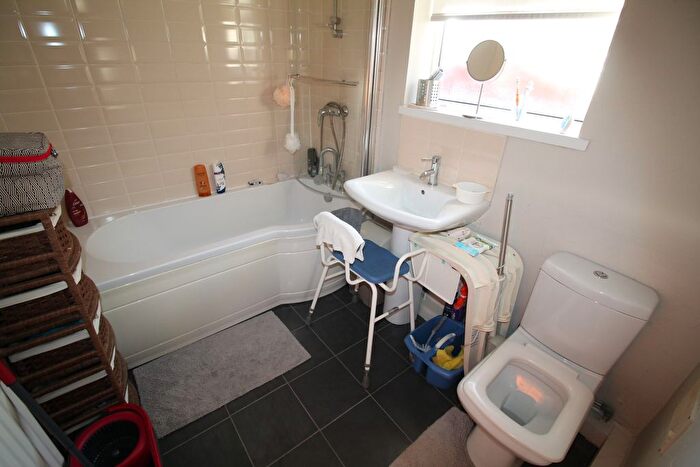 2 Bedroom Flat For Sale In Iona Road, Deckham, Gateshead, NE10