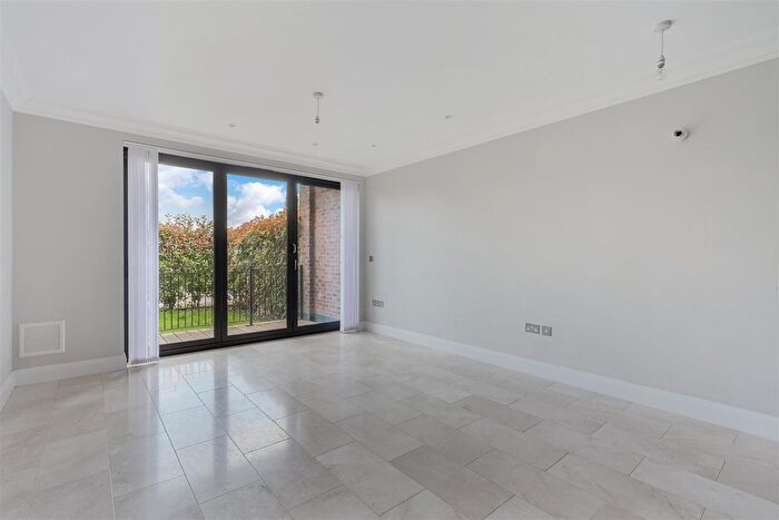 2 Bedroom Flat To Rent In The Crescent, Station Road, Woldingham, CR3