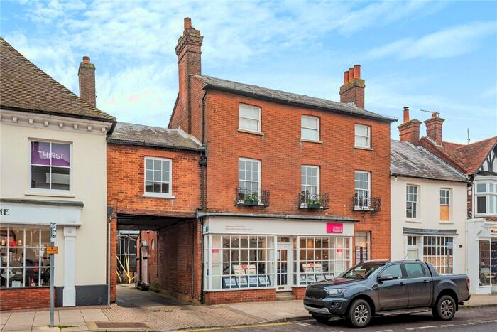 2 Bedroom Flat For Sale In High Street, Odiham, RG29