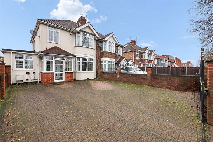 4 Bedroom Semi Detached House For Sale In Great West Road, Heston, TW5