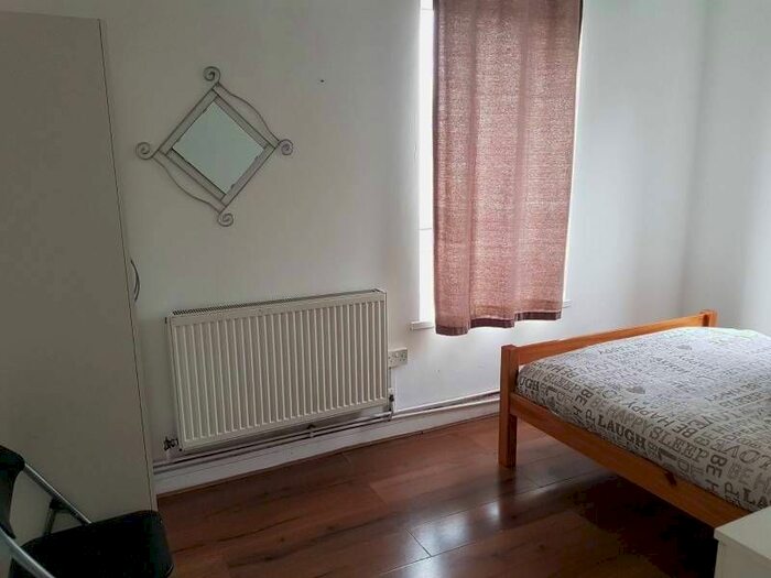 3 Bedroom Flat To Rent In Tent Street, London, E1