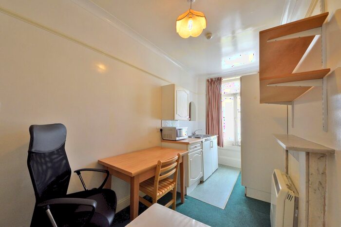 Terraced House To Rent In Room, Collingham Road, London, SW5