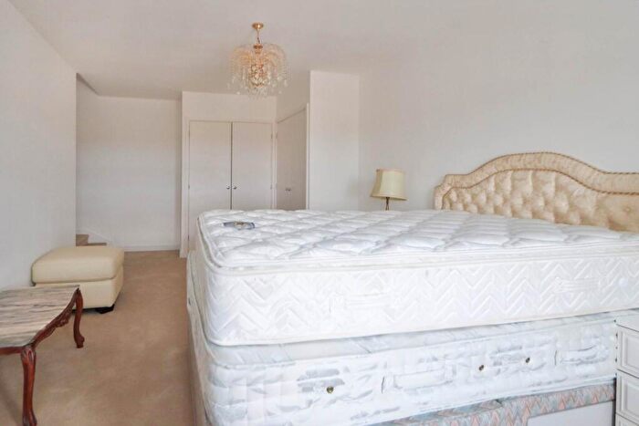 2 Bedroom Flat To Rent In Brabham Court, Worcester Park, KT4