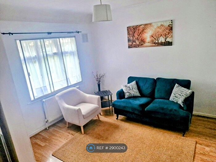 1 Bedroom Flat To Rent In Beavers Lane, Hounslow, TW4