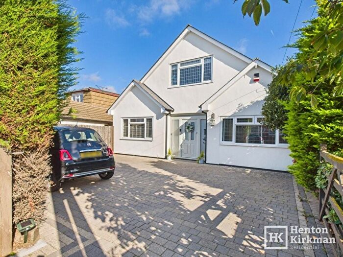 4 Bedroom Chalet For Sale In Third Avenue, Wickford, Essex, SS11