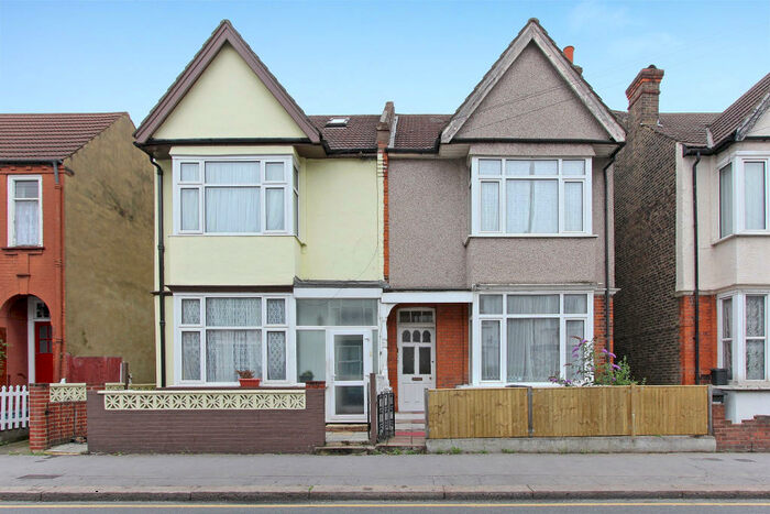 2 Bedroom Flat To Rent In Melfort Road, Thornton Heath, Surrey, CR7