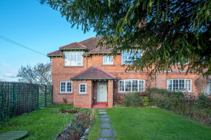 4 Bedroom Cottage For Sale In Railway Bridge Cottages, Long Itchington Road, Offchurch, Leamington Spa CV33