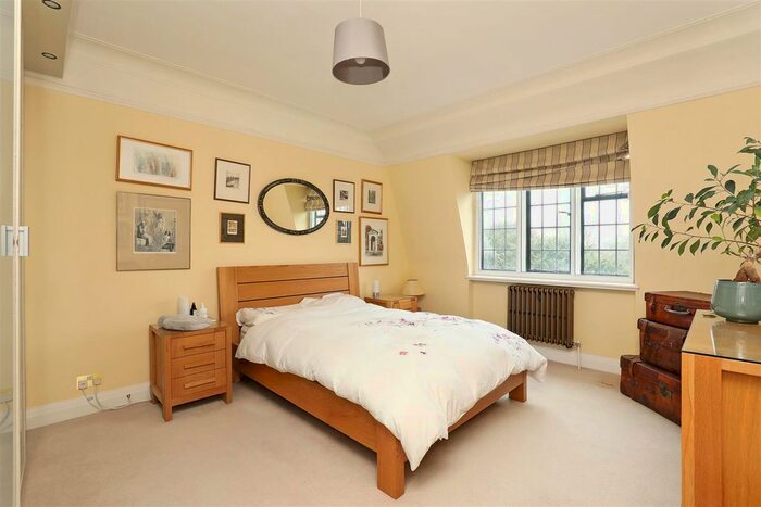 3 Bedroom Flat To Rent In Manor Fields, London, SW15