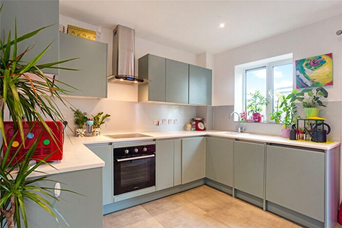 2 Bedroom Flat To Rent In Silver Crescent, London, W4