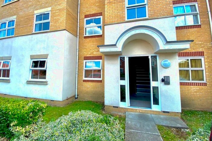 2 Bedroom Flat To Rent In Hurworth Avenue, Slough, SL3