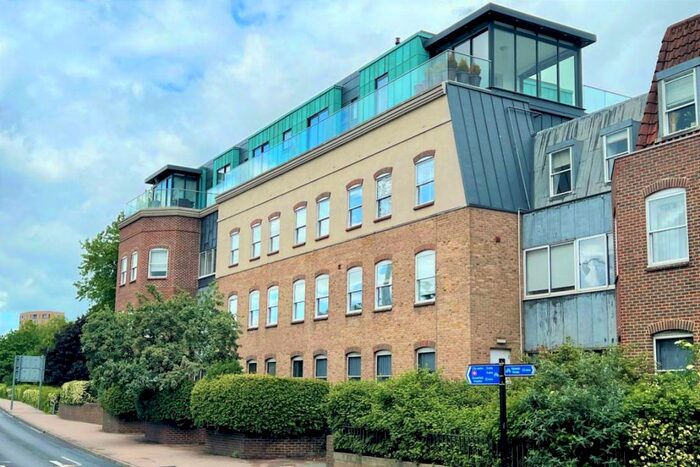 3 Bedroom Apartment To Rent In Gemini House, New London Road, CM2