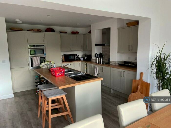 3 Bedroom Semi-Detached House To Rent In Goldington Road, Bedford, MK41