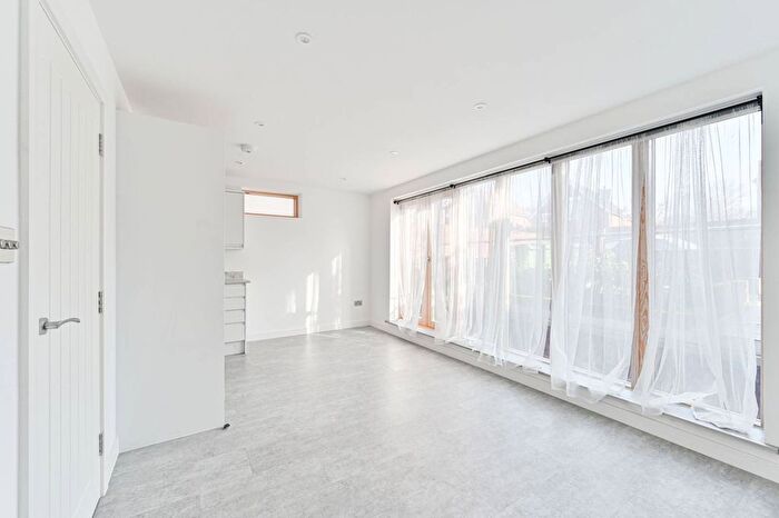 2 Bedroom Flat To Rent In Conyers Road, Streatham, London, SW16