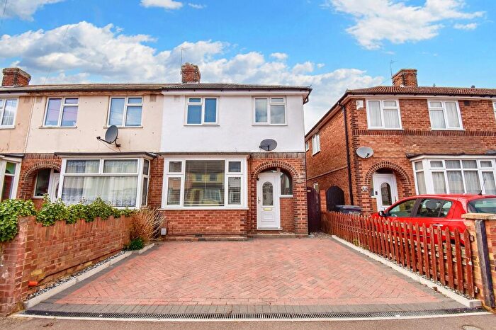 3 Bedroom End Of Terrace House For Sale In Oak Road, Bedford, MK42